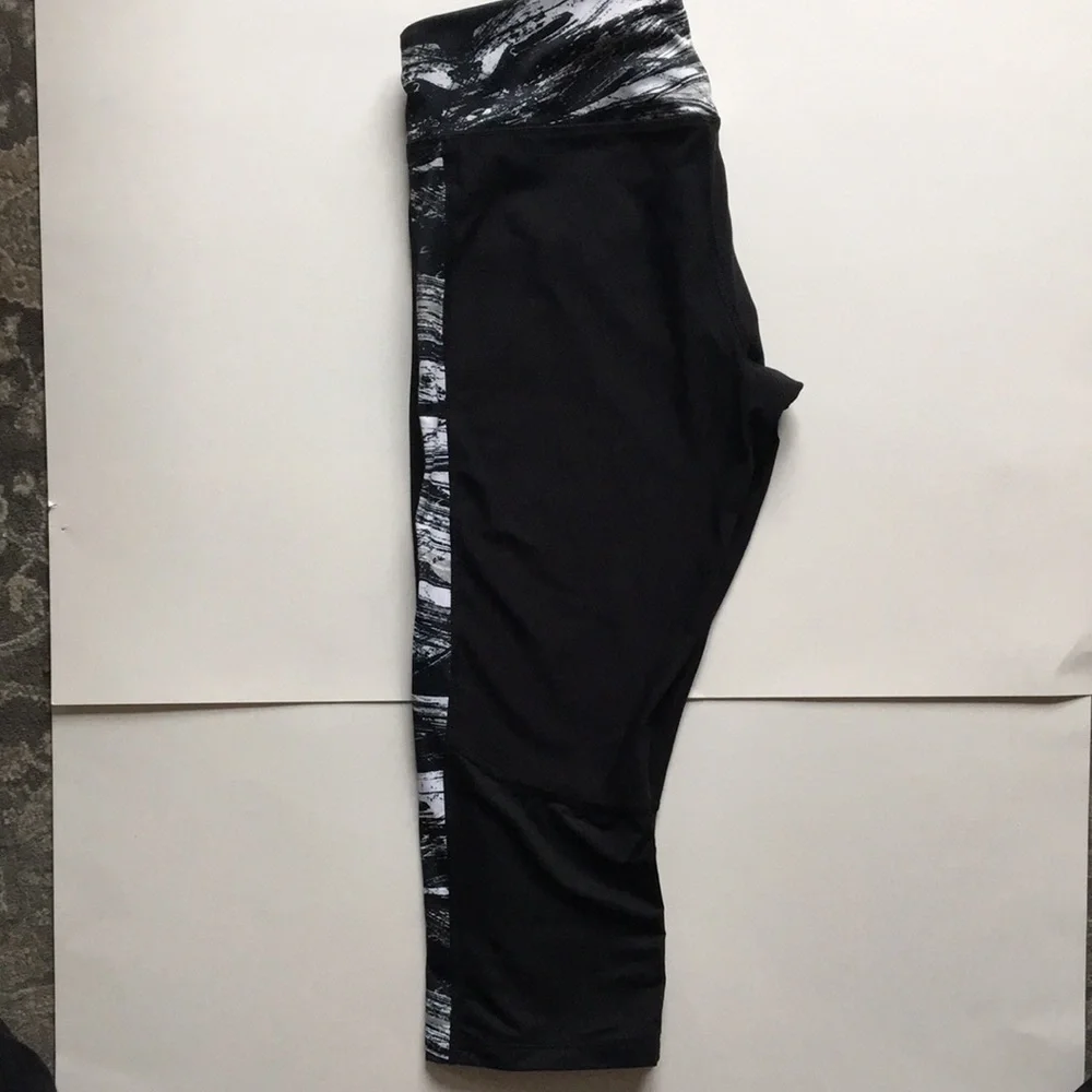 Layers Capri Leggings L Black/White w/Mesh Panel